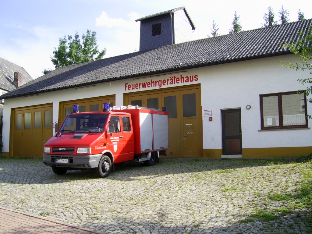 Feuerwehrhaus mit Fahrzeug