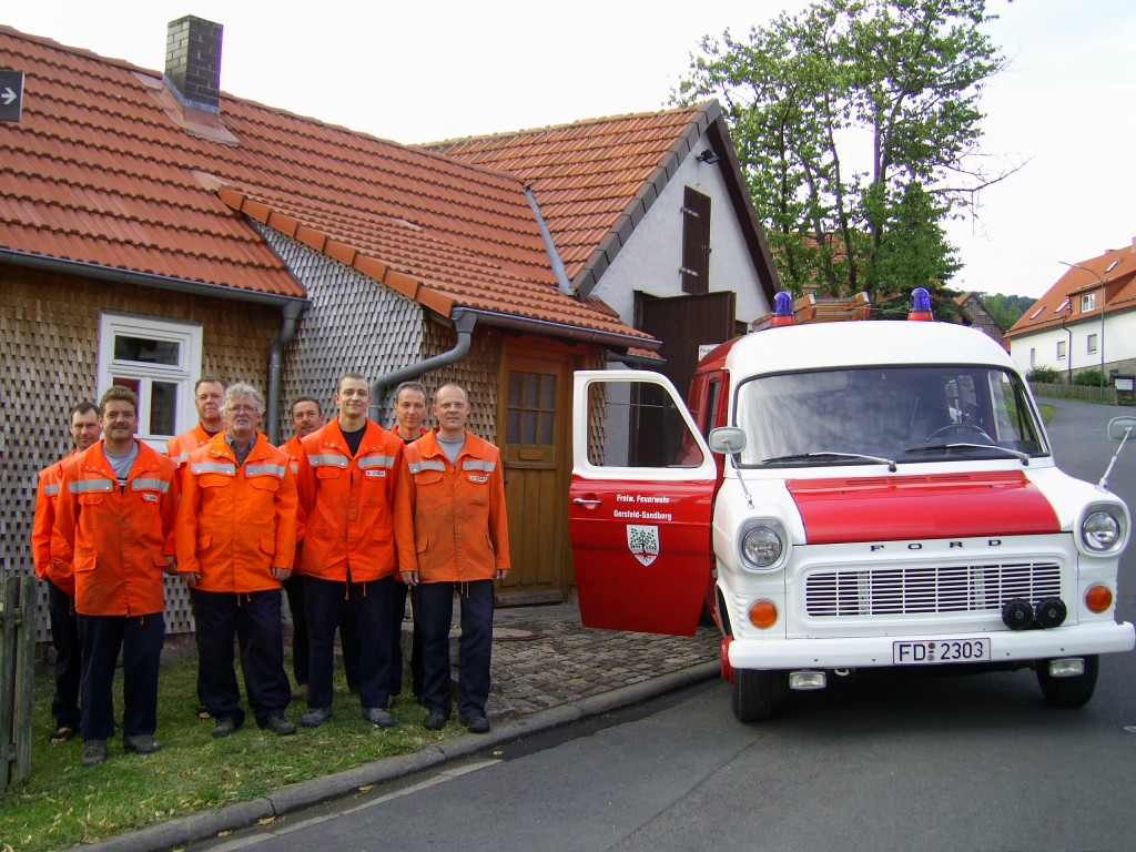 Feuerwehrhaus mit Fahrzeug