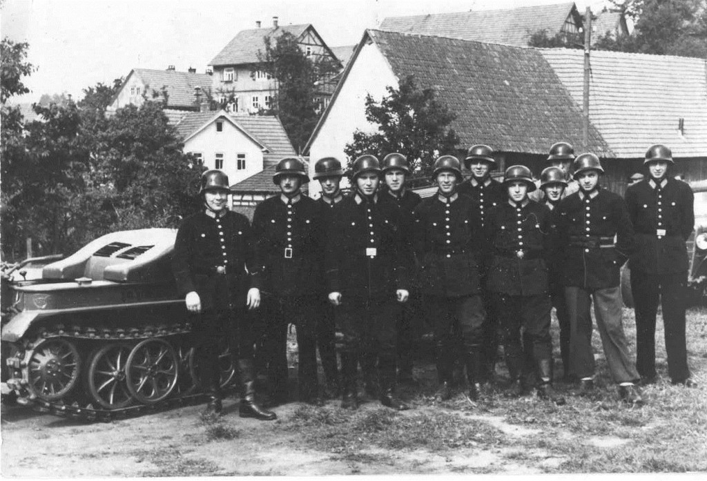 aktive Feuerwehrmänner der Wehr Gersfeld im Jahr 1948 vor dem Kettenkrad
