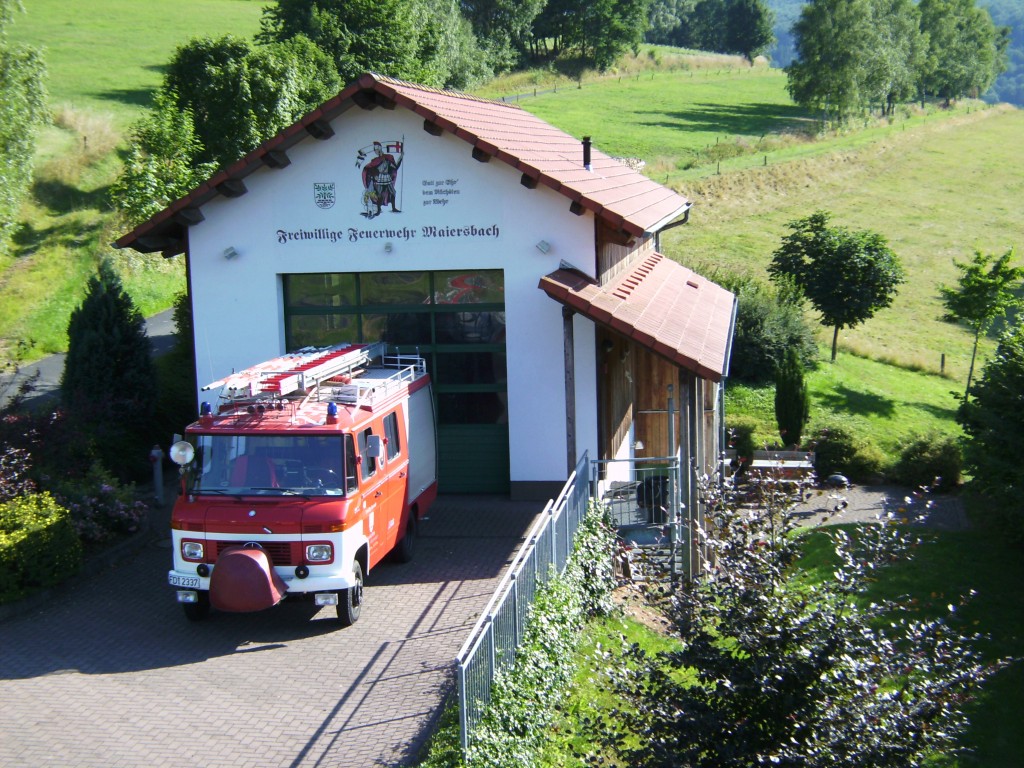 Feuerwehrhaus mit Fahrzeug Stand: Sommer 2013