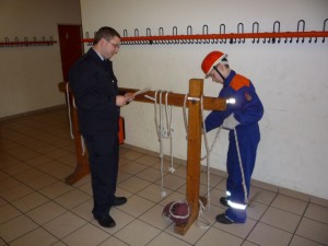 Die Jugendlichen beim Knoten binden....
