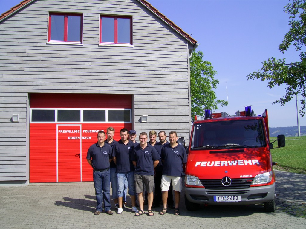Feuerwehrhaus mit Fahrzeug
