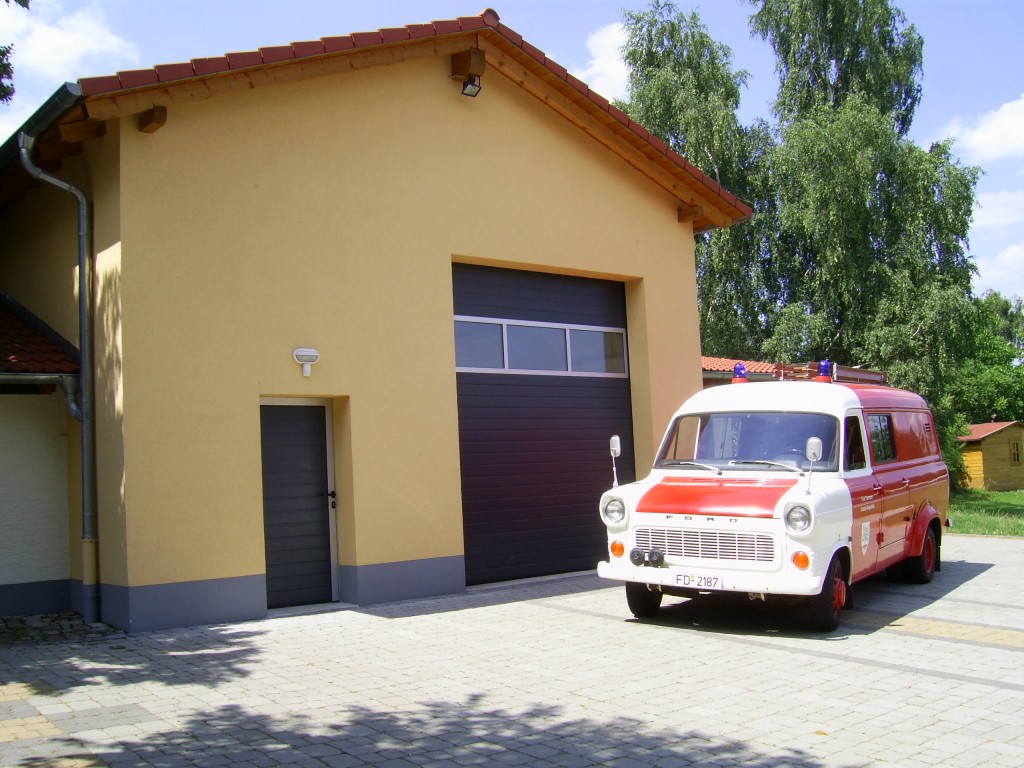 Feuerwehrhaus mit Fahrzeug