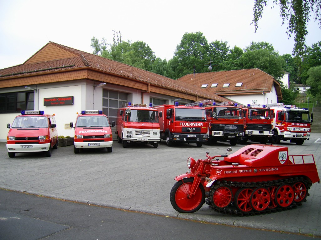 Feuerwehrhaus mit Fahrzeugen Stand: Sommer 2013