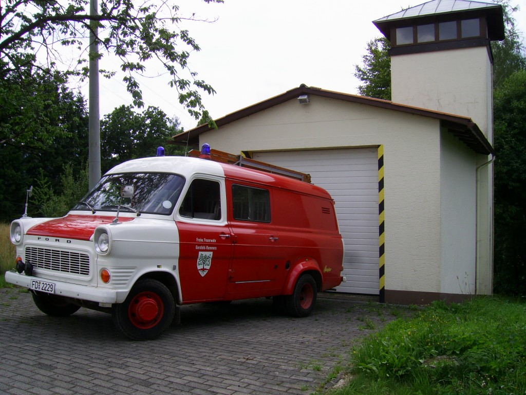 Feuerwehrhaus mit Fahrzeug