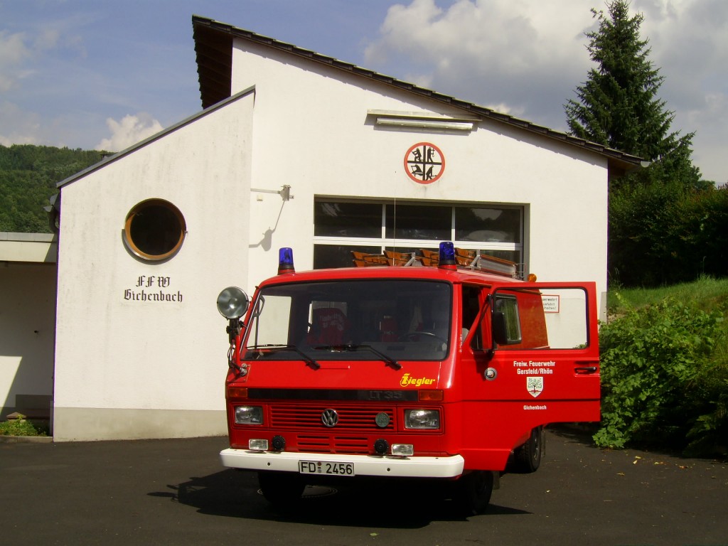 Feuerwehrhaus mit Fahrzeug